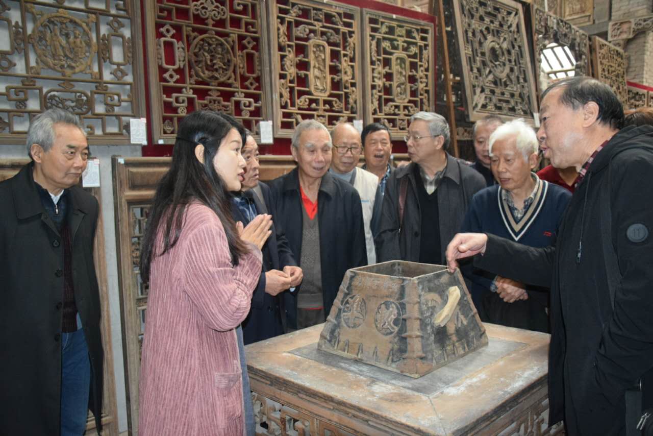 我校组织离退休老干部参观大圆祥博物馆-重庆科技学院