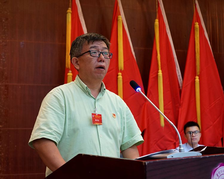 吴松在预备会议上讲话
