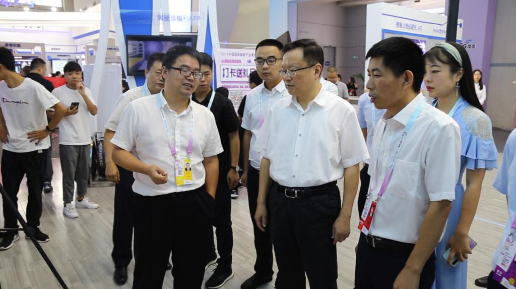  重庆市副市长屈谦莅临我校智博会展馆视察指导