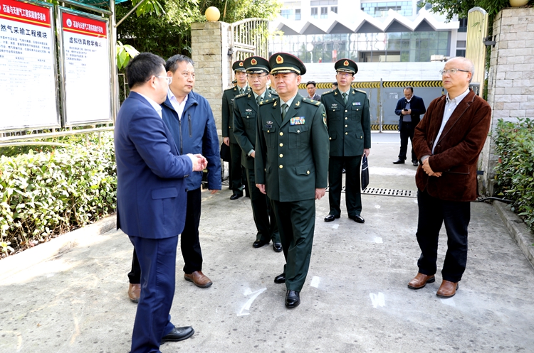 重庆市委常委,警备区司令员韩志凯来校作国防教育报告