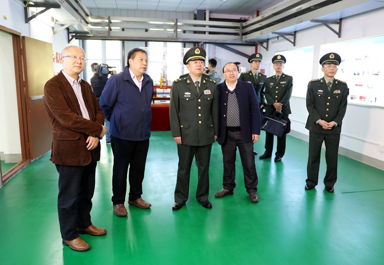 重庆市委常委,警备区司令员韩志凯来校作国防教育报告