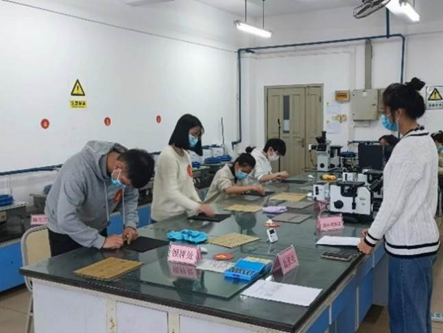一群人站在厨房里工作描述已自动生成 一群人站在厨房里工作描述已自动生成