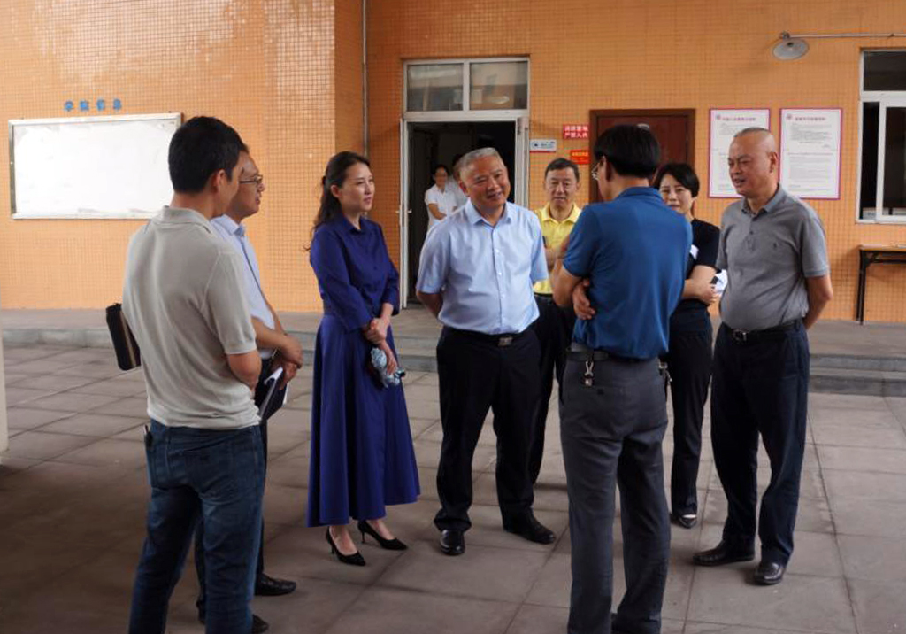 市公安局副局长冯勇一行来校调研