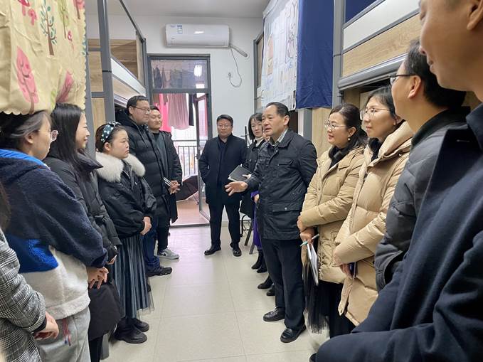 干书记带队走访学生寝室 干书记带队走访学生寝室
