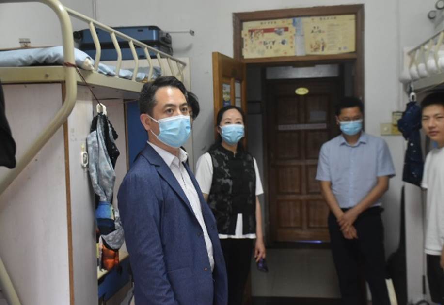 房间里的人们 中度可信度描述已自动生成 房间里的人们 中度可信度描述已自动生成