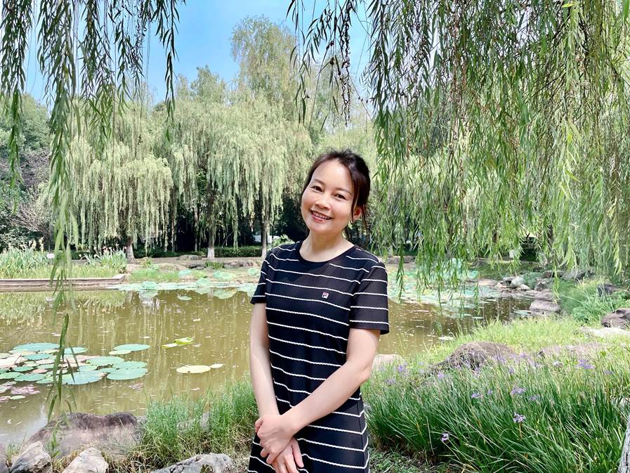 法政与经贸学院优秀教育工作者钟静霞照片 法政与经贸学院优秀教育工作者钟静霞照片