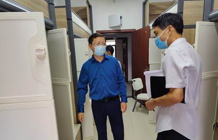校领导深入现场调研检查研究生来校返校工作情况